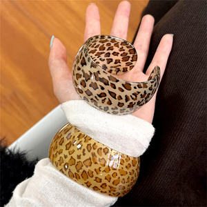 Bracelets de manchette exagérés à surface bombée avec des taches de léopard épaisses pour femmes, accessoires de main tendance pour tous les jours, bijoux de mode - Product Image 3