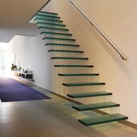 Escalier flottant moderne en bois massif durable avec rampe en verre, facile à installer pour une utilisation intérieure dans les maisons et les villas