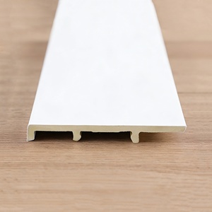 Plinthe <span class=keywords><strong>en</strong></span> PVC imitation <span class=keywords><strong>bois</strong></span> de bonne qualité, matériau WPC, installation rapide, style minimaliste pour projets hôteliers - Product Image 1