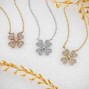 Collar de Trébol con Diamantes en Oro de 18k: Colgante de Flor con Pavé, Cadena Ajustable - Product Image 1