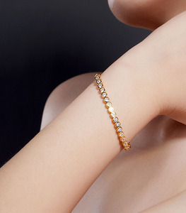 Pulsera de tenis de moissanita chapada en oro de 18 quilates para mujer, con corte brillante redondo y engaste de canal, joyería clásica para uso diario - Product Image 3