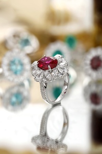 แหวนแต่งงานวินเทจแพลตตินั่ม PT950 จาก Lanphear Jewelry ประดับด้วยทับทิมรูปไข่ที่เพาะเลี้ยงในห้องปฏิบัติการและ<span class=keywords><strong>เพชร</strong></span>เจียระไนหลากหลายรูปแบบ - Product Image 4