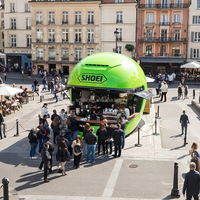 Op maat gemaakte speciaal gevormde helm-vormige foodtruck, multifunctionele koffietrailer met hotdogs, chips, 220V