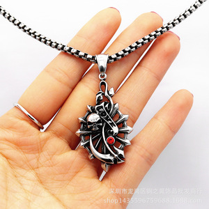 Collar con colgante de calavera de acero y titanio y piedra roja estilo gótico para hombres y mujeres de Yunnique - Product Image 2