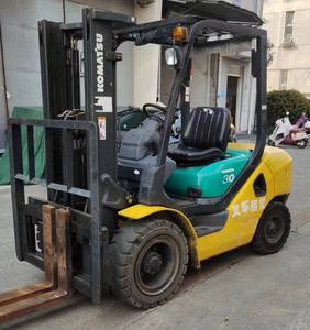 Montacargas Diésel Komatsu FD30 Usado de 3 Toneladas con Desplazador Lateral Hidráulico y Neumáticos Sólidos - Máquina de Transporte en Buen Estado - Product Image 5