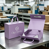 Boîte cadeau pliable en papier avec lamination légère personnalisée, poignée en ruban de satin et logo imprimé pour l'emballage de produits de beauté pour les artistes en cils et en ongles