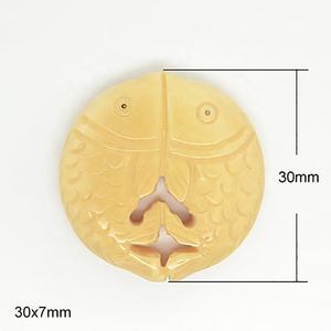 จี้รูปปลากระดูกธรรมชาติแกะสลักด้วยมือสีเหลืองสีขาวสำหรับทำเครื่องประดับ DIY - Product Image 3