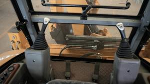 Chinesische Marke Kompakter 4x4 Hydraulischer Mini-Baggerlader mit Neuem 5-Tonnen-Nennlastmotor, PLC & Getriebe für Einzelhandelsbranchen - Product Image 4