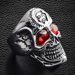 Bague crâne gothique vintage pour hommes femmes conception craquelée avec bijoux en alliage incrusté de rubis pour fête de fiançailles de mariage ou cadeau - Product Image 6