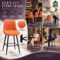 Tabouret de bar en cuir orange matelassé avec dossier en losanges, quatre pieds en métal noir, repose-pieds, hauteur de comptoir