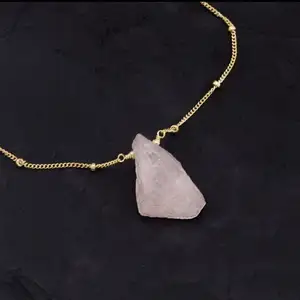 BD-A1258 collar con colgante de cristal crudo natural, collar de cristal de amor y curación de cuarzo rosa de piedras preciosas crudas
