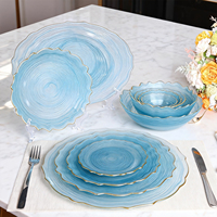 Service de table en verre marbré bleu océan avec bordure dorée festonnée pour table de mariage côtière