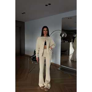 Ensemble pour femmes avec détails boutonnés couleur crème - Product Image 4