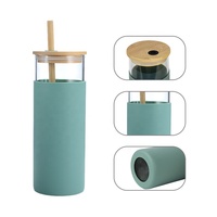 Cangkir kaca olahraga dengan tutup bambu, botol minum air lengan silikon Logo kustom 500ml dengan sedotan