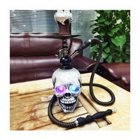 Chicha en résine en forme de crâne avec fumée qui sort de la bouche, design unique pour table