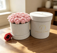 Boîtes cylindriques rondes grises avec couvercle, logo en feuille d'or mate, matériaux recyclés personnalisés OEM, revêtement UV, emballage cadeau pour fleurs
