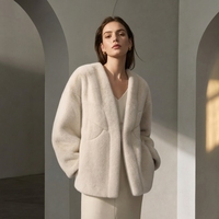Manteau mi-long en fausse fourrure de vison polyester blanc crème pour femme, col en V, poignets bouffants, coutures géométriques, vêtement d'extérieur de luxe en fourrure