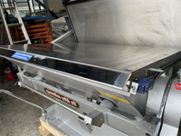 Machine semi-automatique de découpe pour la fabrication de boîtes à pizza plates