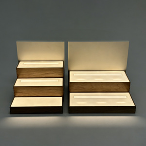 Exhibidor de Perfumes Moderno y Sencillo con Iluminación LED, Multicapa, Trapezoidal, de Acrílico y Madera - Product Image 6