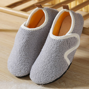 Vente en gros de pantoufles plates, antidérapantes, bouclées, à <span class=keywords><strong>velcro</strong></span>, pour l'hiver, pour femmes et enfants, chaussures d'intérieur en peluche respirante et chaude pour la maison - Product Image 4