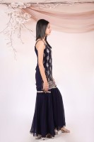 Faux Georgette lourd avec broderie au fil, manches et détails de col exclusifs, et bas et dupatta fantaisie.