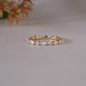 Anillo de Eternidad Delgado y Elegante para Aniversario de Bodas, Joyería Fina Moderna, Oro Amarillo con Diamantes de Corte Mixto para Mujer - Product Image 5