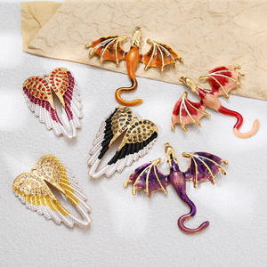 HB544 จี้รูปปีกมังกรเคลือบน้ำมันหลากสีสแตนเลสสตีลขายดีรุ่นใหม่ เครื่องประดับจี้สร้อยคอทอง 18k ดีไซน์สร้างสรรค์ อุปกรณ์ DIY - Product Image 1