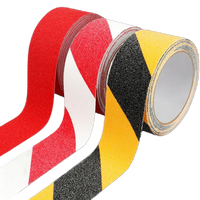 Ruban de marquage de sol antidérapant en PVC noir/jaune imprimé sur mesure pour la sécurité accrue des escaliers et marches décoratifs