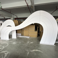 Panneau de fond décoratif en PVC acrylique blanc de style ondulé moderne MILE pour la décoration de scène de mariage