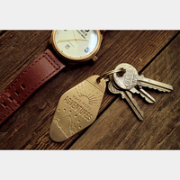 Porte-clés souvenir en laiton personnalisé, logo en métal doré gaufré, émail souple, pour hôtel, marque sportive