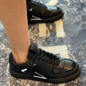 รองเท้าดีไซเนอร์สุดหรูรุ่นใหม่ปี 2026 รองเท้าผ้าใบลำลองสีดำสำหรับผู้หญิงแบรนด์ V รองเท้าลำลองแบรนด์หรูสำหรับผู้ชาย - Product Image 4