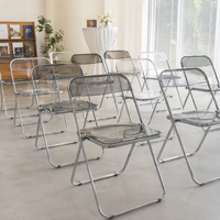Chaise de salle à manger pliante de luxe en acrylique transparent soigneusement sélectionnée, avec pieds en métal modernes, pour usage domestique, influenceurs, maquillage et salons de thé.