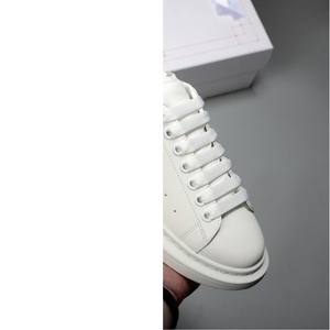 Sneakers de luxe en cuir blanc holographique, chaussures décontractées à semelle épaisse dégradée iridescente pour hommes et femmes - Product Image 1