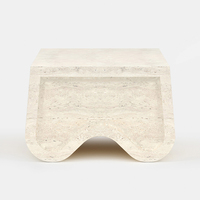 Table basse en travertin Dream Home avec base monolithique découpée en vague et plateau rectangulaire arrondi, style Wabi Sabi, pour salon