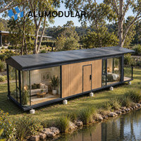 Maison modulaire en aluminium, toit plat, revêtement imitation bois, fenêtres du sol au plafond, entièrement meublée, clé en main, maison préfabriquée en bord de lac