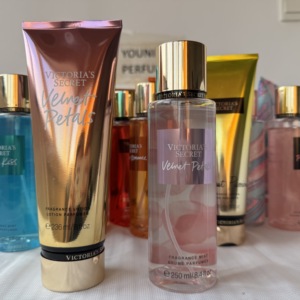 Juego <span class=keywords><strong>de</strong></span> Loción y Bruma Corporal <span class=keywords><strong>Victoria</strong></span>'s <span class=keywords><strong>Secret</strong></span> Velnet Petels Original al por Mayor, 250 ml <span class=keywords><strong>de</strong></span> Bruma Corporal y 236 ml <span class=keywords><strong>de</strong></span> Crema <span class=keywords><strong>de</strong></span> Loción Corporal para Mujer - Product Image 1