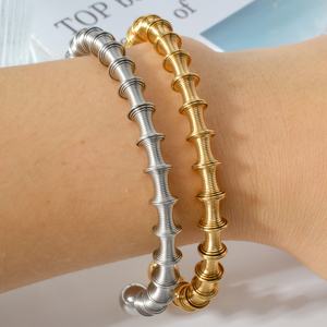 Bracelet manchette torsadé en acier inoxydable plaqué or 18 carats, nouvelle collection mode, vente en gros pour femme - Product Image 4