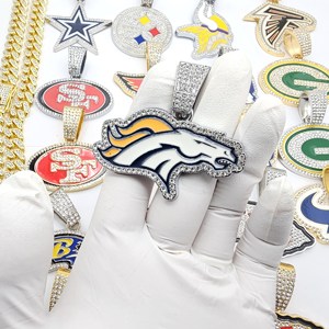 Kalung Rantai Cuban Link <span class=keywords><strong>Denver</strong></span> <span class=keywords><strong>Broncos</strong></span> Ukuran Besar Khusus dari Bahan Alloy Mewah untuk Pria Hip Hop, Penuh Kristal Berkilau - Product Image 1