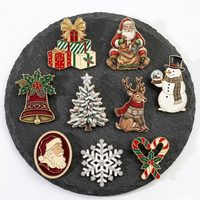 Broche de revers personnalisée en alliage de zinc émaillé souple, imprimée UV, motif sapin de Noël et Père Noël, pour souvenir de fête des fêtes 2026, vente en gros