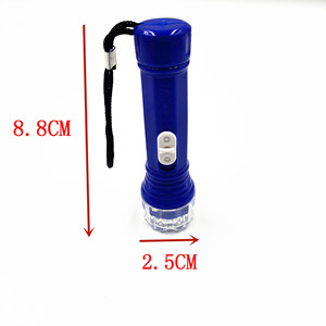 Senter Mini gantungan kunci LED massal, senter genggam dengan tali penyandang senter mainan untuk pesta mendaki - Product Image 6