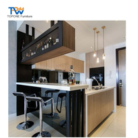 Meuble de bar à domicile moderne en marbre translucide avec comptoir à vin et tabourets à LED