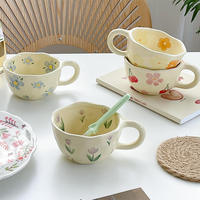 Tasse à café à fleurs peintes à la main irrégulières Ins Korea, tasse à eau de lait en céramique créative, tasse à cappuccino pour le bureau de l'hôtel