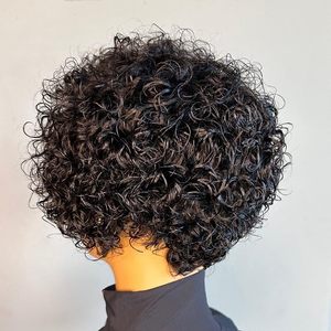 Perruques de <span class=keywords><strong>Cheveux</strong></span> Brésiliens Kinky Bouclés Coupe Pixie Courtes Ondulées Superposées pour Femmes Noires avec <span class=keywords><strong>Frange</strong></span> Entièrement Fabriquée à la Machine et sans Colle - Product Image 3