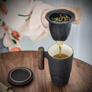 Taza en forma de montaña con mango de madera, taza de té de cerámica de regalo con infusor, color negro - Product Image 4