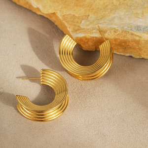 Boucles d'oreilles en titane et acier de forme géométrique en C, design personnalisé, simples mais polyvalentes, avec une touche de sophistication. - Product Image 3