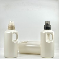 Bouteille vide personnalisée grande capacité beige 1000 ml pour lessive liquide et cosmétiques, en PEHD avec bouchon à vis estampé or et poignée, emballage