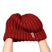 Chapeau polaire femme fourrure Pom Logo personnalisé chapeau ample hiver tricoté chapeau pompon bonnet vert toque avec étiquette en polyuréthane