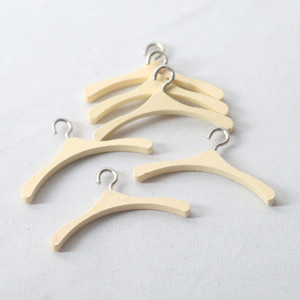 <span class=keywords><strong>Cintre</strong></span> <span class=keywords><strong>miniature</strong></span> en bois de couleur bûche pour maison de poupée - Product Image 3
