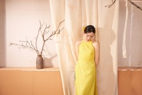 Robe Ao Dai en soie brocart de style halter avec superposition en mousseline de soie, chrysanthème de lune vietnamien, KAD33