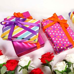 Marcas de Papel de Regalo de Lujo Personalizado con Diseño de Mariposas y Flores para San Valentín - Product Image 1